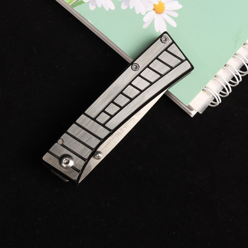 Hiking Camping Gear Folding card small discount Knife (Second-hand inventory collectible knives)