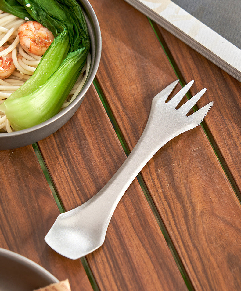 Cuchara de titanio puro para exteriores, cuchillo tenedor cuchara MA-XXT-027, tenedor cuchillo de titanio de tres usos, vajilla de titanio para acampar liviana, integrada y portátil