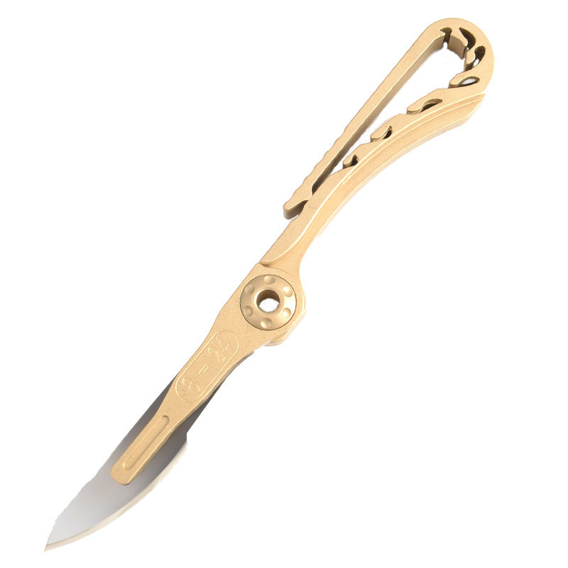 MASALONG MA-TY-069 Cuchillo llavero de latón Cuchillo de arte con filo Cuchillo de entrega portátil Cuchillo conmemorativo Kobe Mamba