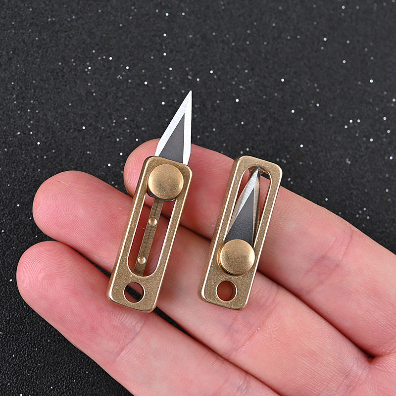 MASALONG MA-TY-008 Mini faca de latão faca de bolso afiada faca de puxar e empurrar portátil EDC chaveiro cabide desmontagem caixa expressa abertura faca
