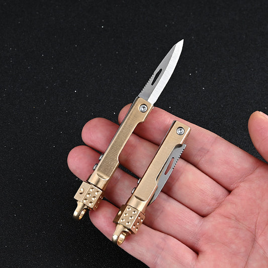 MASALONG MA-TY-041 Cuchillo plegable giratorio de latón con forma de dado, juguete de descompresión afilado, portátil, sin embalaje, caja abierta, mini cuchillo, llavero colgante