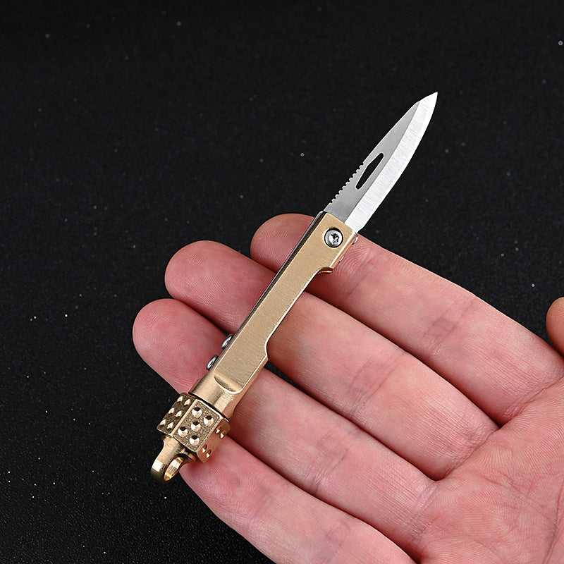 MASALONG MA-TY-041 Cuchillo plegable giratorio de latón con forma de dado, juguete de descompresión afilado, portátil, sin embalaje, caja abierta, mini cuchillo, llavero colgante