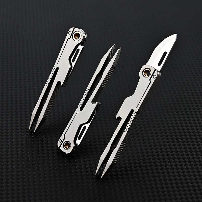 MASALONG MA-TY-034 Pinça de liga de titânio com uma pequena faca para raspar e arrancar pelos, clipe de sobrancelha de cabeça plana, acessório de manutenção de ferramenta pequena EDC portátil para exterior