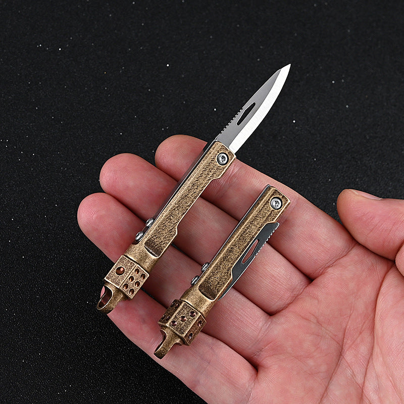 MASALONG MA-TY-041 Cuchillo plegable giratorio de latón con forma de dado, juguete de descompresión afilado, portátil, sin embalaje, caja abierta, mini cuchillo, llavero colgante