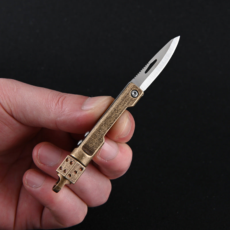 MASALONG MA-TY-041 Cuchillo plegable giratorio de latón con forma de dado, juguete de descompresión afilado, portátil, sin embalaje, caja abierta, mini cuchillo, llavero colgante