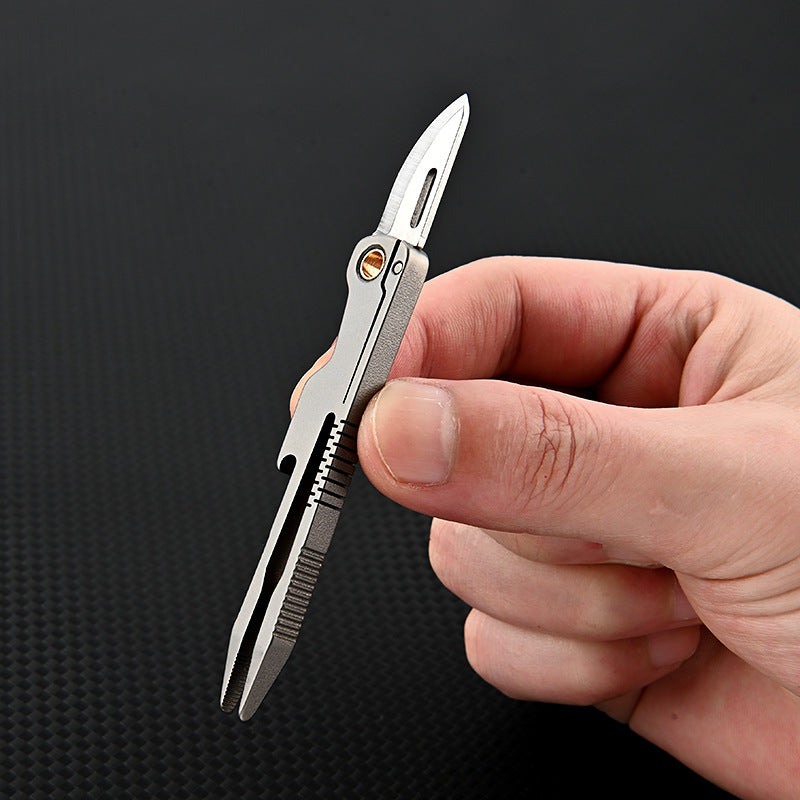 MASALONG MA-TY-034 Pinça de liga de titânio com uma pequena faca para raspar e arrancar pelos, clipe de sobrancelha de cabeça plana, acessório de manutenção de ferramenta pequena EDC portátil para exterior