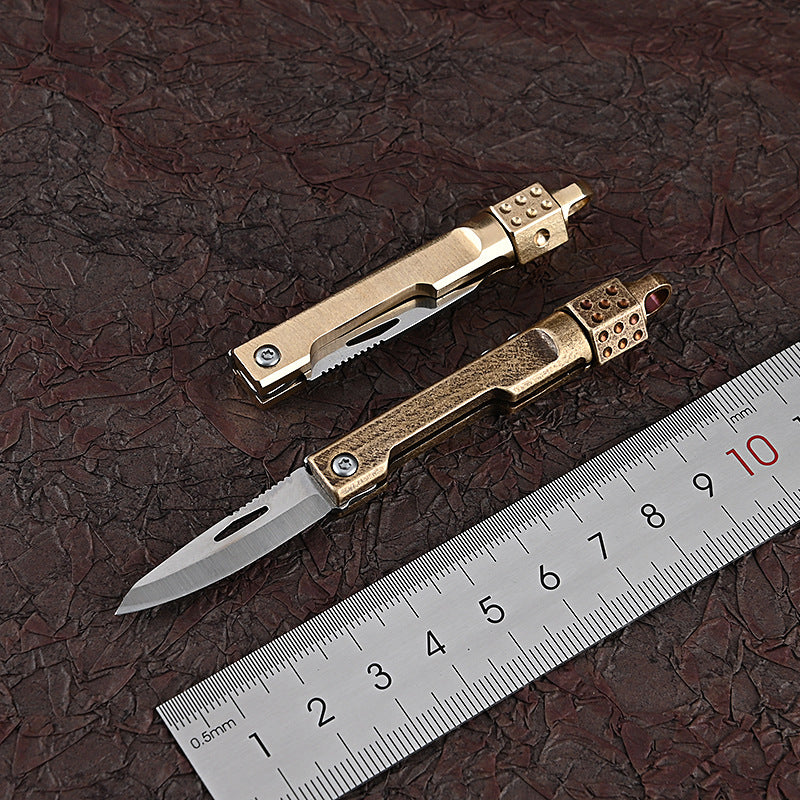 MASALONG MA-TY-041 Cuchillo plegable giratorio de latón con forma de dado, juguete de descompresión afilado, portátil, sin embalaje, caja abierta, mini cuchillo, llavero colgante