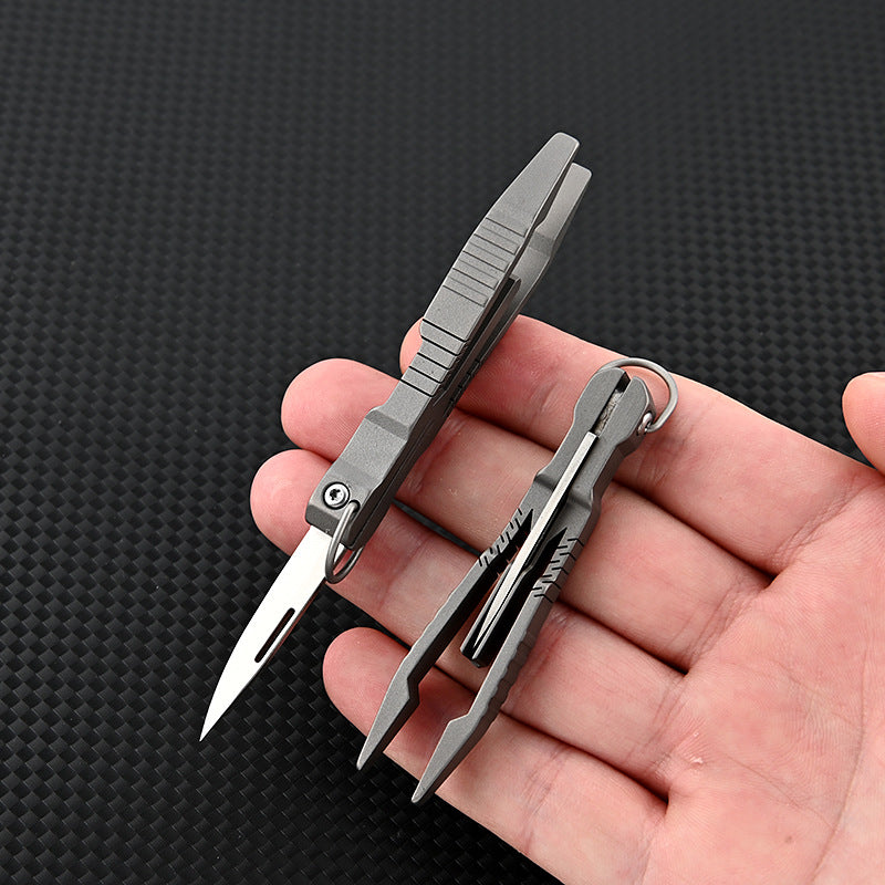 MASALONG MA-TY-034 Pinça de liga de titânio com uma pequena faca para raspar e arrancar pelos, clipe de sobrancelha de cabeça plana, acessório de manutenção de ferramenta pequena EDC portátil para exterior