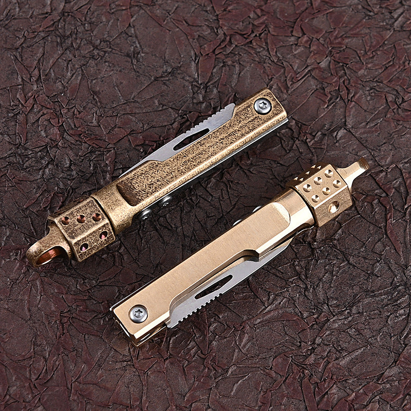 MASALONG MA-TY-041 Cuchillo plegable giratorio de latón con forma de dado, juguete de descompresión afilado, portátil, sin embalaje, caja abierta, mini cuchillo, llavero colgante