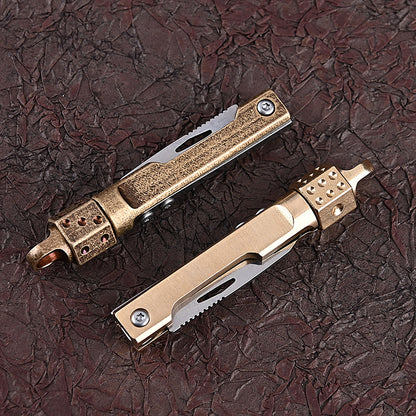 MASALONG MA-TY-041 Cuchillo plegable giratorio de latón con forma de dado, juguete de descompresión afilado, portátil, sin embalaje, caja abierta, mini cuchillo, llavero colgante
