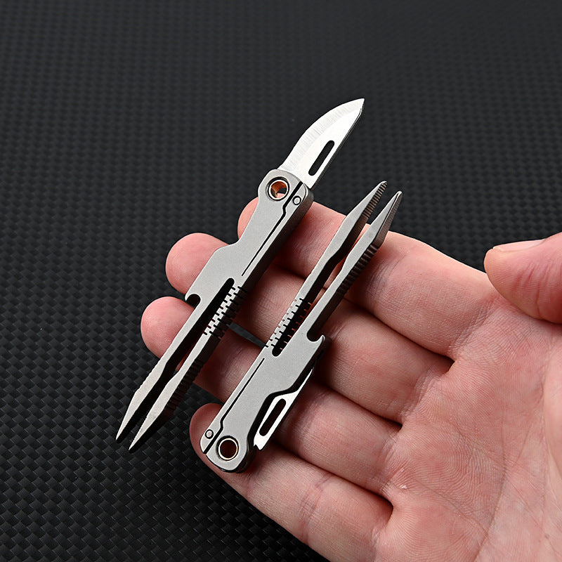 MASALONG MA-TY-034 Pinça de liga de titânio com uma pequena faca para raspar e arrancar pelos, clipe de sobrancelha de cabeça plana, acessório de manutenção de ferramenta pequena EDC portátil para exterior