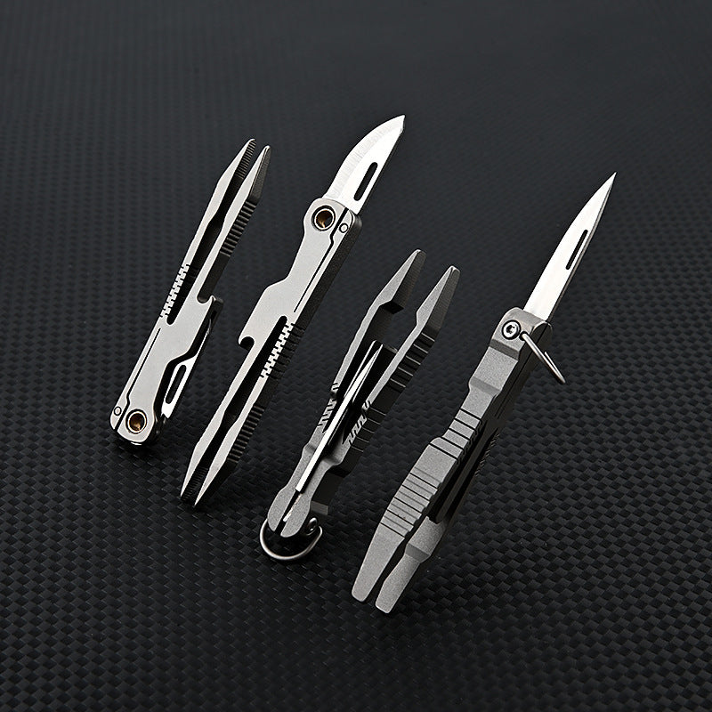 MASALONG MA-TY-034 Pinça de liga de titânio com uma pequena faca para raspar e arrancar pelos, clipe de sobrancelha de cabeça plana, acessório de manutenção de ferramenta pequena EDC portátil para exterior