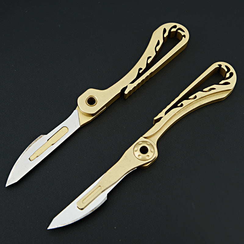 MASALONG MA-TY-069 Cuchillo llavero de latón Cuchillo de arte con filo Cuchillo de entrega portátil Cuchillo conmemorativo Kobe Mamba