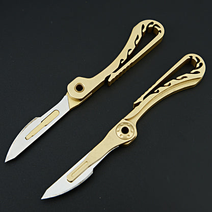MASALONG MA-TY-069 Cuchillo llavero de latón Cuchillo de arte con filo Cuchillo de entrega portátil Cuchillo conmemorativo Kobe Mamba