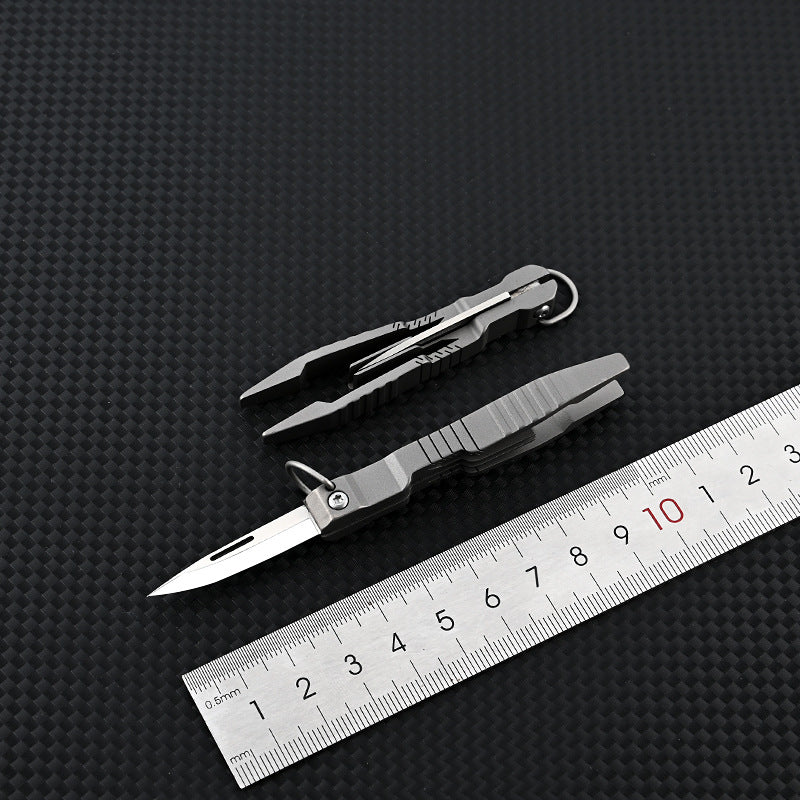 MASALONG MA-TY-034 Pinça de liga de titânio com uma pequena faca para raspar e arrancar pelos, clipe de sobrancelha de cabeça plana, acessório de manutenção de ferramenta pequena EDC portátil para exterior