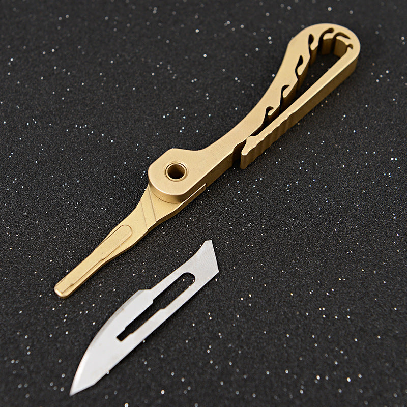 MASALONG MA-TY-069 Cuchillo llavero de latón Cuchillo de arte con filo Cuchillo de entrega portátil Cuchillo conmemorativo Kobe Mamba