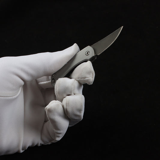 MASALONG MA-TY-014 Unboxing a high-hardness, mini stainless steel folding tool—a portable keychain accessory with a creative design.